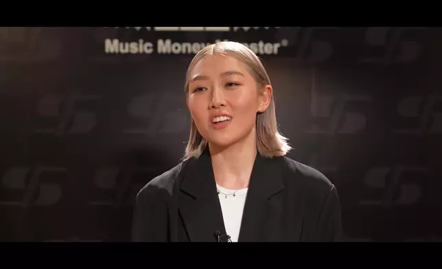 李然任何表情都激似林秀怡。