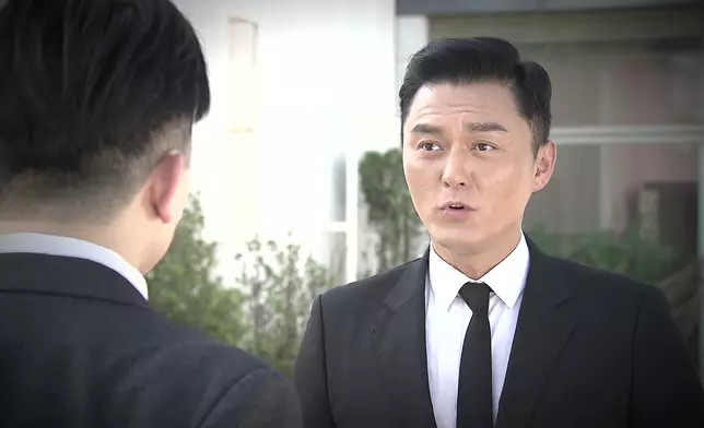 兩男天台談判。