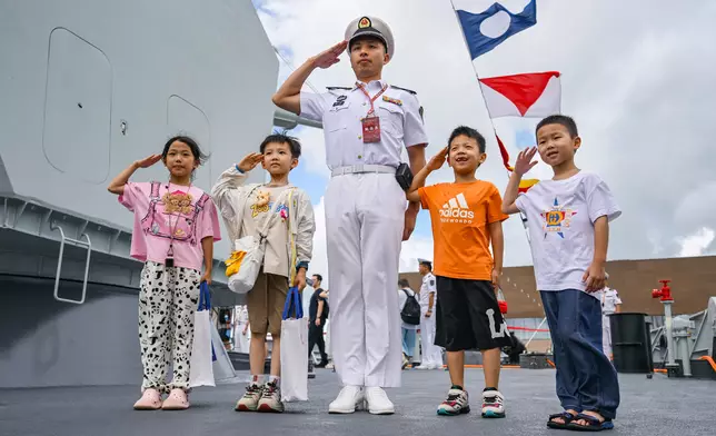 南寧艦編隊一連兩日開放予公眾參觀。小孩子把握機會，與威風凜凜的海軍合照。政府新聞網圖片