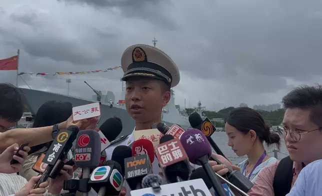 海軍衡陽艦軍官梁秋瑞大讚香港市民非常熱情友好，尤其是待人方面真誠有禮。巴士的報記者攝