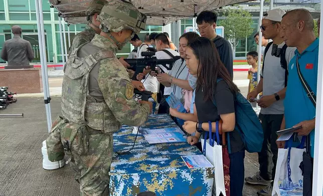 槍械體驗區吸引了不少市民排隊試玩。巴士的報記者攝