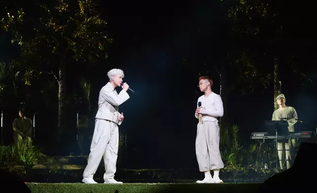 Gareth.T反問對方歌曲為誰而寫，菲道爾答「寫給身邊重要的人」，隨即反問《玻璃》為誰而作，Gareth.T笑稱「一位身邊很重要的人，還有歌迷」，匆匆轉移話題。