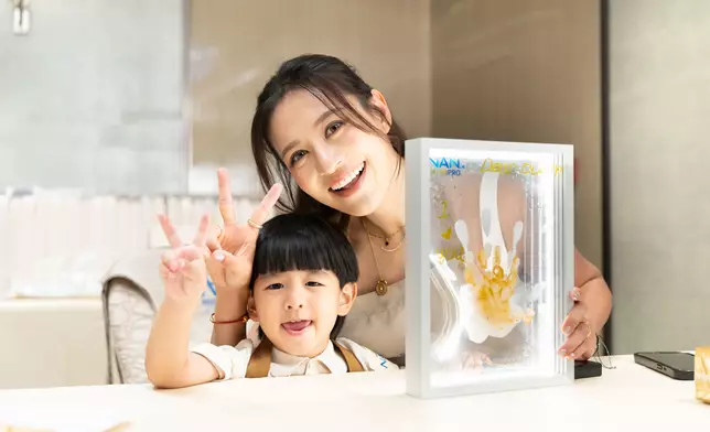 江若琳則指囝囝Owen是她的忠實粉絲，最愛看她唱歌跳舞的演出片段，反而見到爸爸蕭唯展的表演就掉頭走。