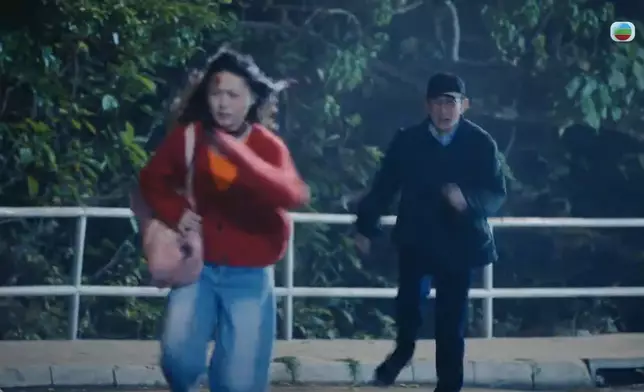 戴祖儀呢段碌落山戲親身上陣勁專業。