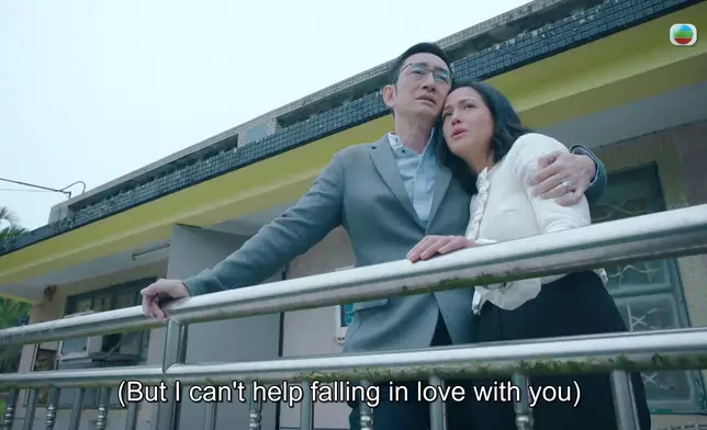 夫妻相擁唱情歌。