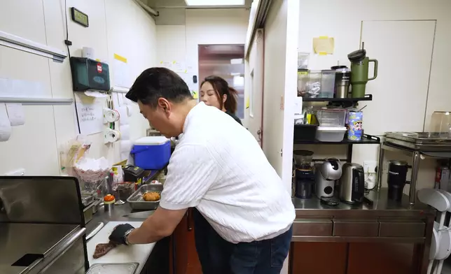 祥師兄走進廚房體驗。