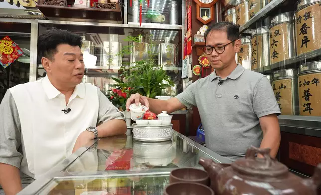 店主標哥同祥哥互動，祥哥似乎對茶略懂一二喎。