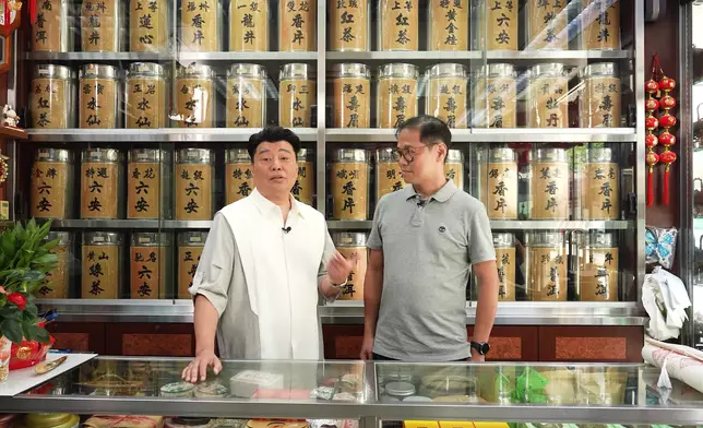 標哥亦即席教大家沖茶秘訣。