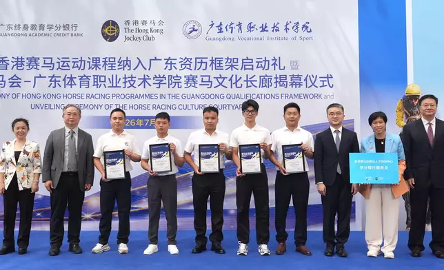 教育局副局長施俊輝（右三）及廣東省教育廳交流合作處（港澳台辦）處長李金俊（左二）頒發證書予修畢賽馬證書課程的香港賽馬會從化馬場員工。廣東體育職業技術學院黨委書記馬國川（右一）、廣東開放大學學分銀行管理中心主任潘美意（左一）及馬會賽馬人才培訓主管暨見習騎師學校校長陳念慈（右二）陪同合照。
