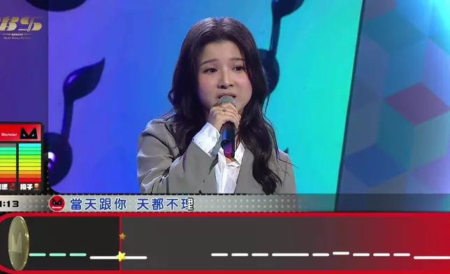 劉愷蕎挑戰神曲《傷逝》，有驚無險打爆機，三位主持都戥她開心。