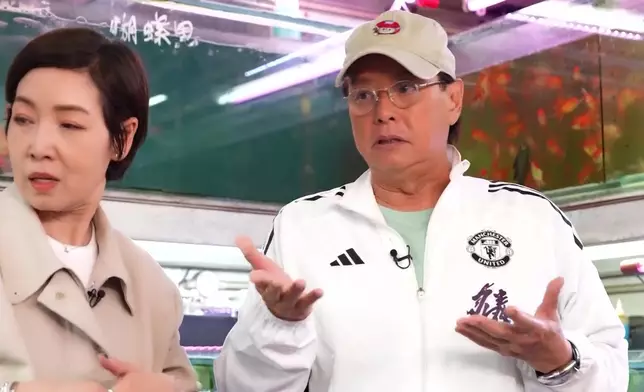鍾意養魚嘅校長，屋企最多曾有八個魚缸。