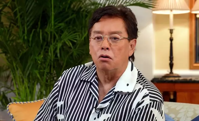 校長同志偉係世交關係，踢波踢到老。