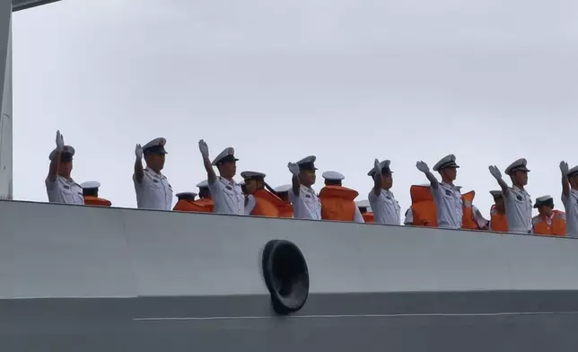 由解放軍導彈驅逐艦「南寧艦」及導彈護衛艦「衡陽艦」組成的海軍艦艇編隊，今日(7月6日)早上完成來港行程並駛離香港。巴士的報記者攝