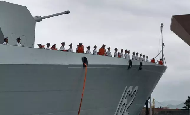 由解放軍導彈驅逐艦「南寧艦」及導彈護衛艦「衡陽艦」組成的海軍艦艇編隊，今日(7月6日)早上完成來港行程並駛離香港。巴士的報記者攝