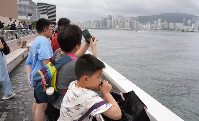 維港兩岸今日仍有不少市民舉機等候，希望把握最後機會捕捉艦隊的身影。巴士的報記者攝