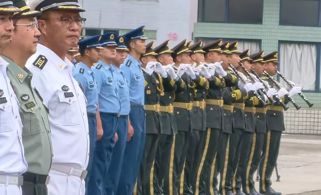 在軍樂隊奏樂下，岸上的海陸空官兵代表列隊送別，艦上官兵則向岸邊揮手致意。巴士的報記者攝