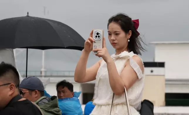 維港兩岸今日仍有不少市民舉機等候，希望把握最後機會捕捉艦隊的身影。巴士的報記者攝