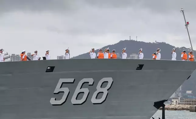 南在軍樂隊奏樂下，岸上的海陸空官兵代表列隊送別，艦上官兵則向岸邊揮手致意。巴士的報記者攝