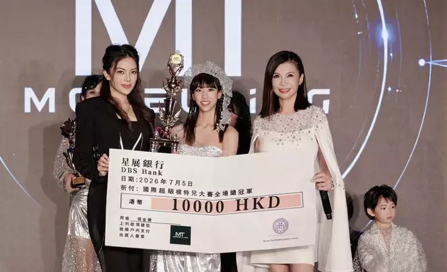 全場總冠軍黃思澄Claire 接受高靖(左)及徐濤博士(右)頒贈1萬元支票。