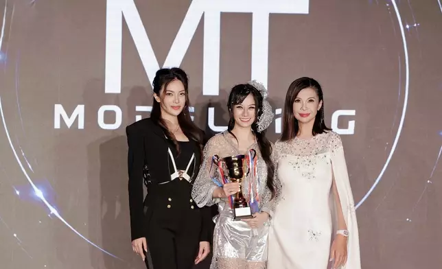 成人組陳梓曦Athena連獲兩個大獎，接受高靖(左)及徐濤博士頒獎。