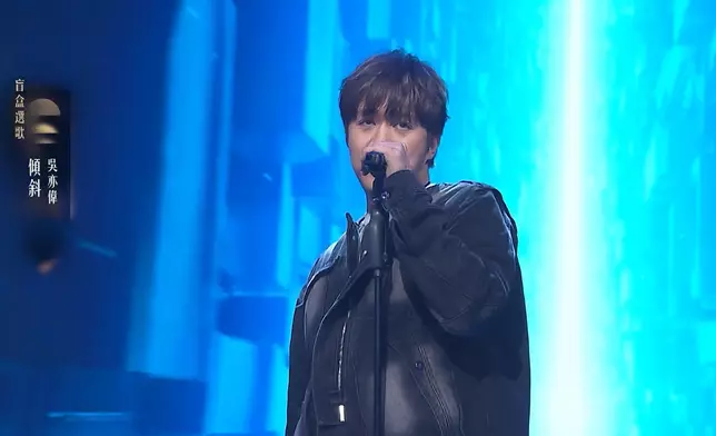 吳亦偉擅用Mic Stand演出。