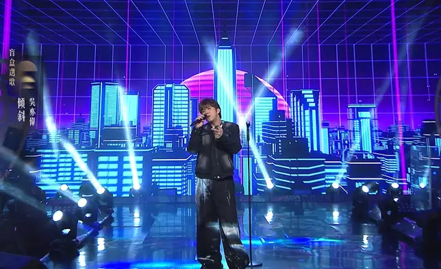 吳亦偉擅用Mic Stand演出。