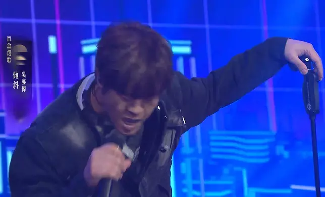 吳亦偉擅用Mic Stand演出。