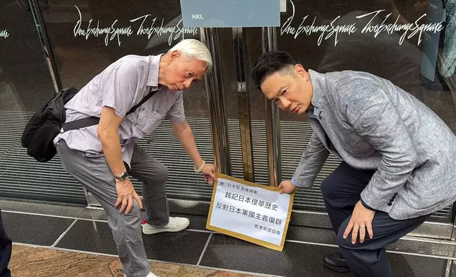 周浩鼎與莫國威將請願書擺放在日本駐香港領事館所在大樓門口後離去。巴士的報記者攝