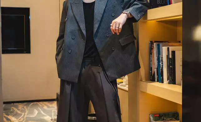 周吉佩親證去年樂易玲生日會上，他送的Labubu花束被偷，翻查CCTV後驚見被人拿走。