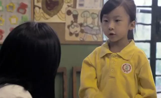 傅舜盈曾在電影《五個小孩的校長》中，飾演「嘉嘉」一角。