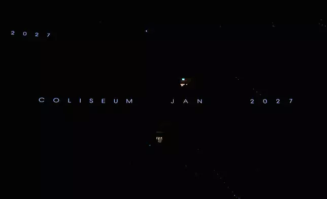 大屏幕驚喜露出「COLISEUM JAN 2027」訊息，預告明年1月將帶著全新篇章。