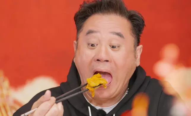 兩人品嚐肥魚鍋與肥魚獅子頭，睇見都想食。