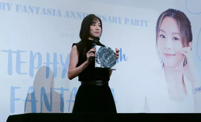她捐出10幅畫作拍賣籌逾10萬港元，全數撥捐本地慈善機構。