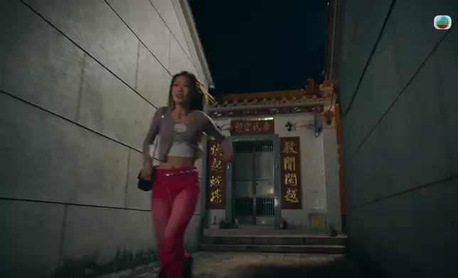 呢場逃亡戲，Michelle腹肌好明顯。