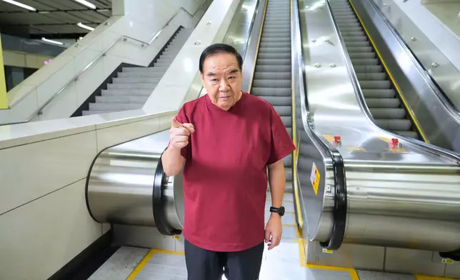 Kent哥一身運動「Look」現身港鐵南昌站拍攝廣告。