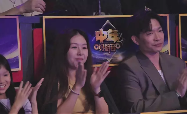志康獲妻女與孖生哥哥周志文撐場。