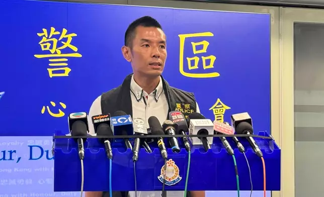 西區警區副指揮官署理高級警司許康𠎀向傳媒簡報華富邨小巴站謀殺案案情。
