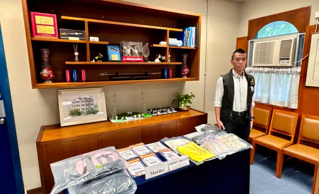 西區警區副指揮官署理高級警司許康𠎀向傳媒簡報華富邨小巴站謀殺案案情。