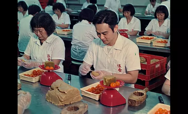 Chilam在片中，穿越80年代的恆香蓮蓉廠，體驗月餅製作。