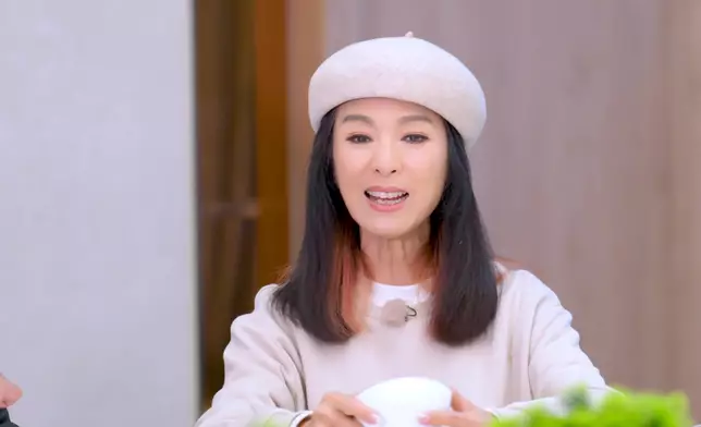 佢即場示範當年點樣自己幫自己打光。