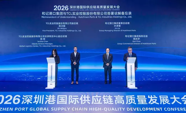 TCL實業全球物流中心副總經理陳釵（左1）、和記港口集團商務總監周光宇（右1）、TCL 實業副總裁施衛國（左2）、和記港口集團董事總經理葉承智（右2）。