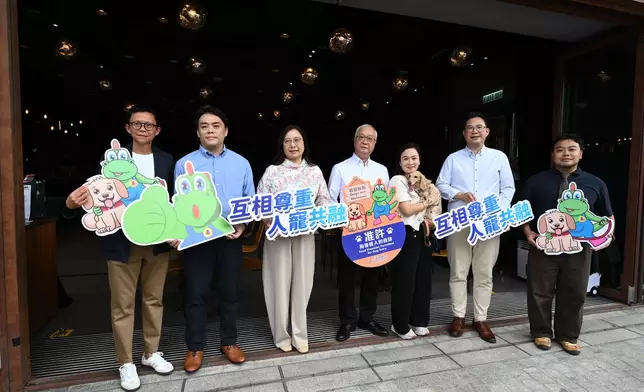 首批逾940間獲准食肆7月9日起可容許顧客攜帶狗隻進入。圖示環境及生態局局長謝展寰（中）、環境及生態局常任秘書長（食物）楊碧筠（左三）、食環署署長袁旭健（左二），以及立法會食物安全及環境衞生事務委員會主席陳凱欣（右三）和副主席楊永杰（右二）下午到訪西九文化區一所獲准食肆，了解新措施實施首日的情況，並與食肆經營者（右一）合照。政府新聞處圖片
