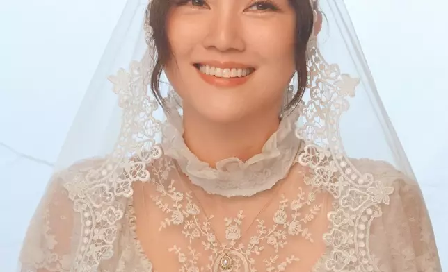 MV中Kay飾演患健忘症婆婆的年輕版，ERROR四子則化身其老公的四種分身型態。
