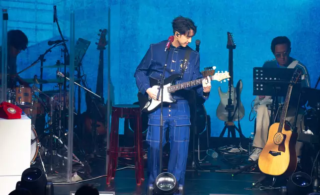 馮允謙（Jay）推出首張全英文專輯《ANOTHER SHADE OF BLUE》，同日舉行Music Live與近千Fans分享新作。