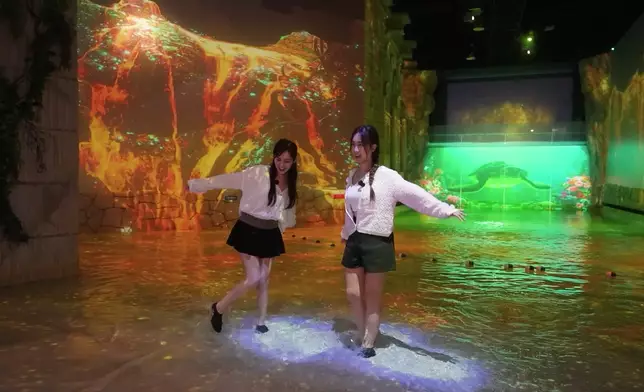參觀由澡堂跟水上樂園改建而成的水世界。