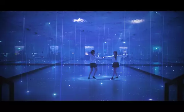 二人即興跳起拉丁舞。