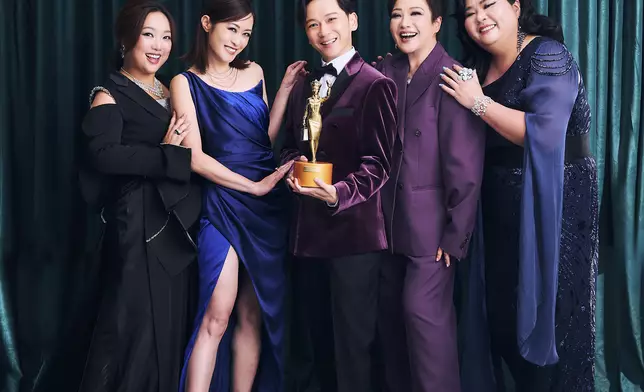劇后劉雅麗聯同梁嘉琪、HOY一姐妹頭（盧頌恩）及「香城一姐」阿霞（張錦霞），以貼地幽默方式呈現OL的職場生存亂象
