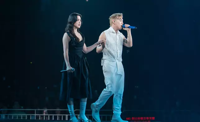 MC自爆兩人首次見面時他即興扮文青的尷尬趣事。