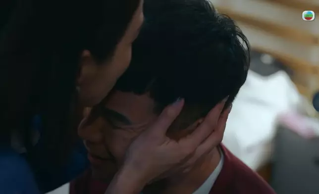 陳煒錫完一啖後，佢即刻好心急咁一輪嘴「背晒啲對白」，好似好雀躍咁。