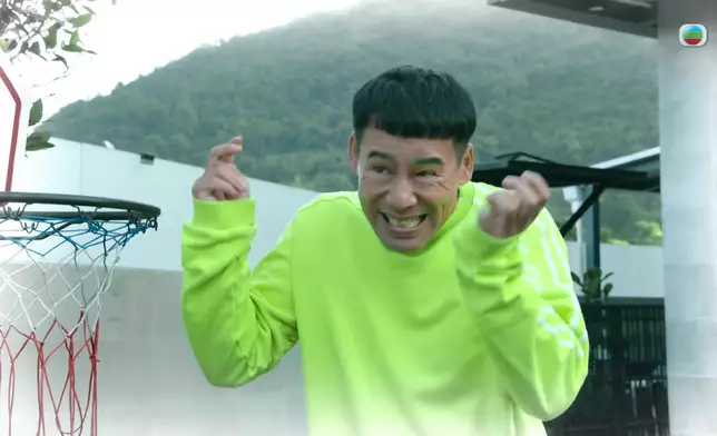 開心嘅阿智。